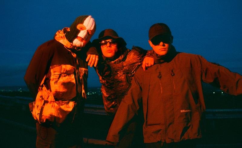 Kneecap lança novo single e clipe “FENIAN”, faixa-título do próximo álbum